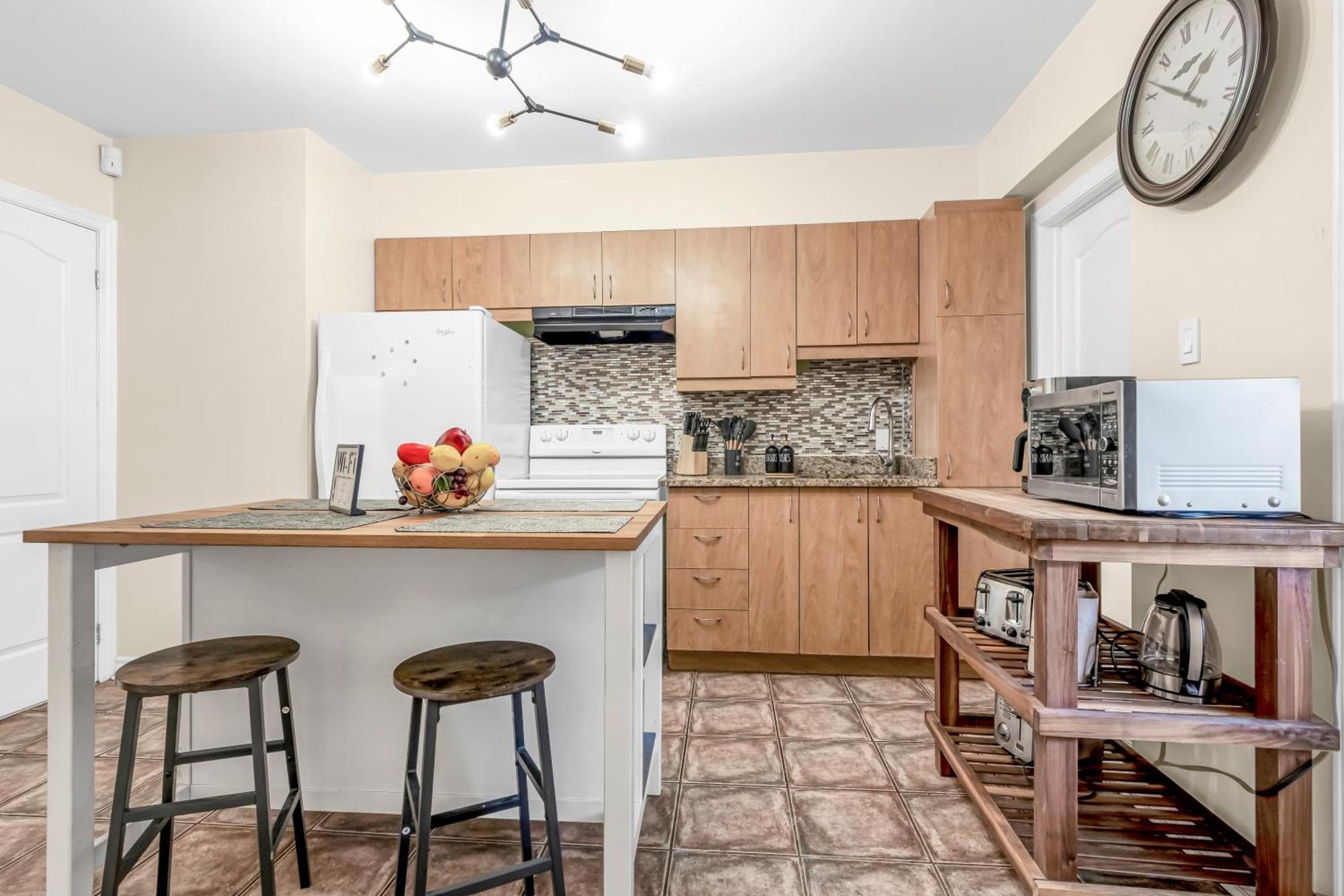 Beautiful 3-Bedrooms In Heart Of Plateau Mont-Royal مونتريال المظهر الخارجي الصورة