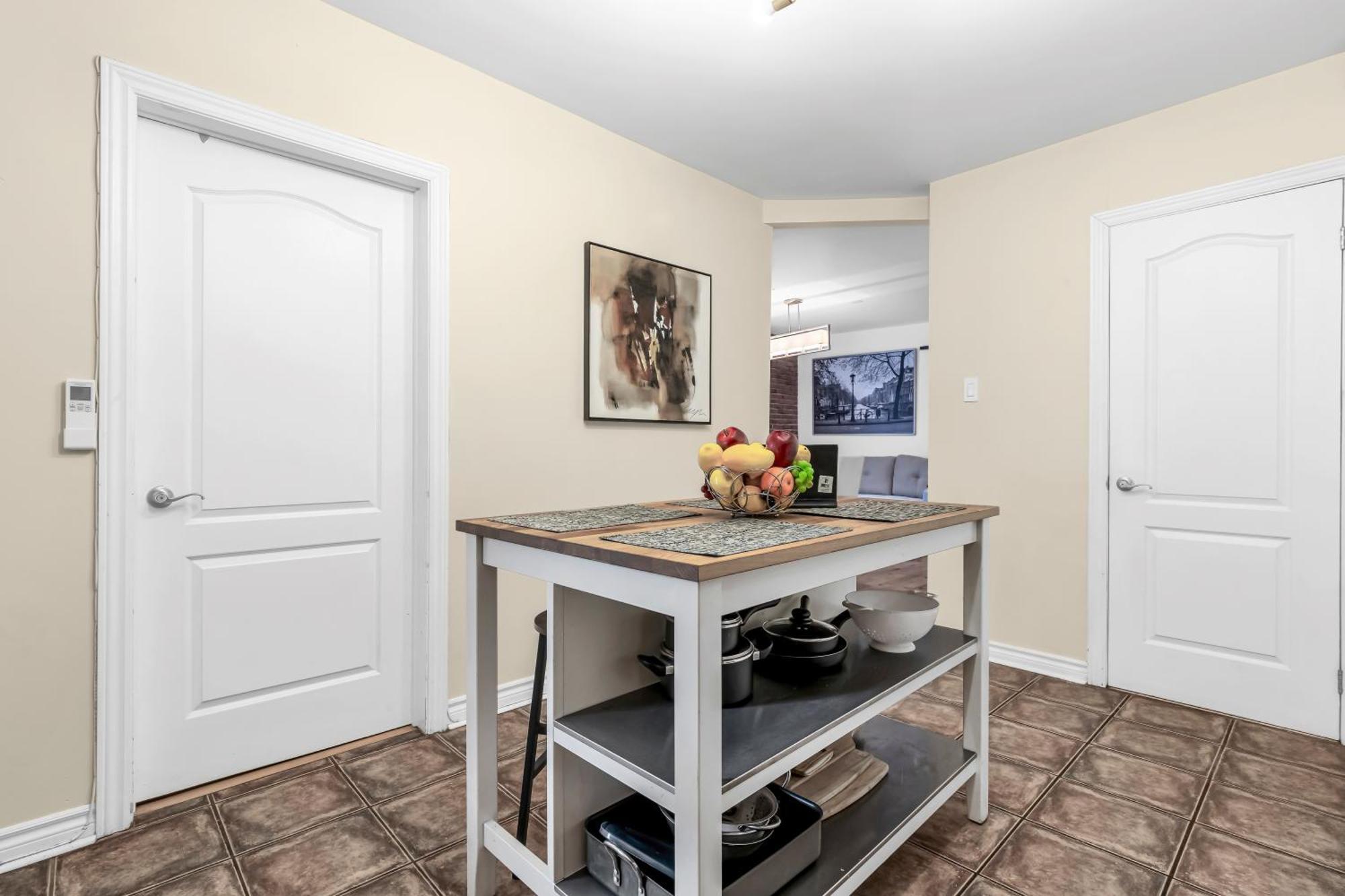 Beautiful 3-Bedrooms In Heart Of Plateau Mont-Royal مونتريال المظهر الخارجي الصورة