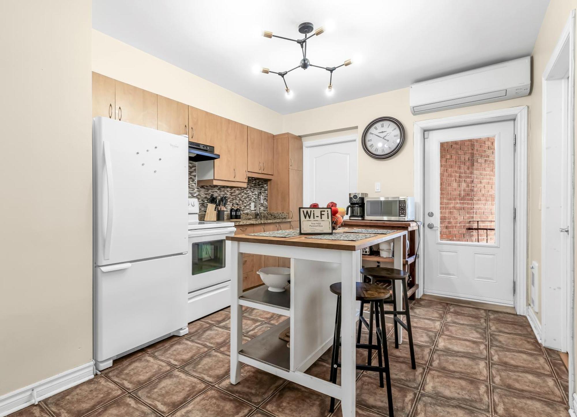 Beautiful 3-Bedrooms In Heart Of Plateau Mont-Royal مونتريال المظهر الخارجي الصورة