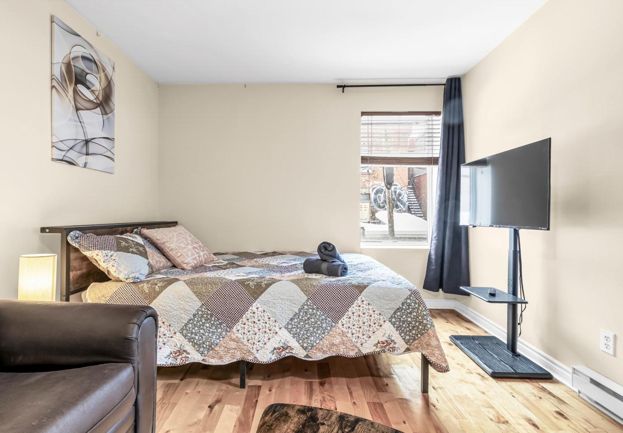 Beautiful 3-Bedrooms In Heart Of Plateau Mont-Royal مونتريال المظهر الخارجي الصورة