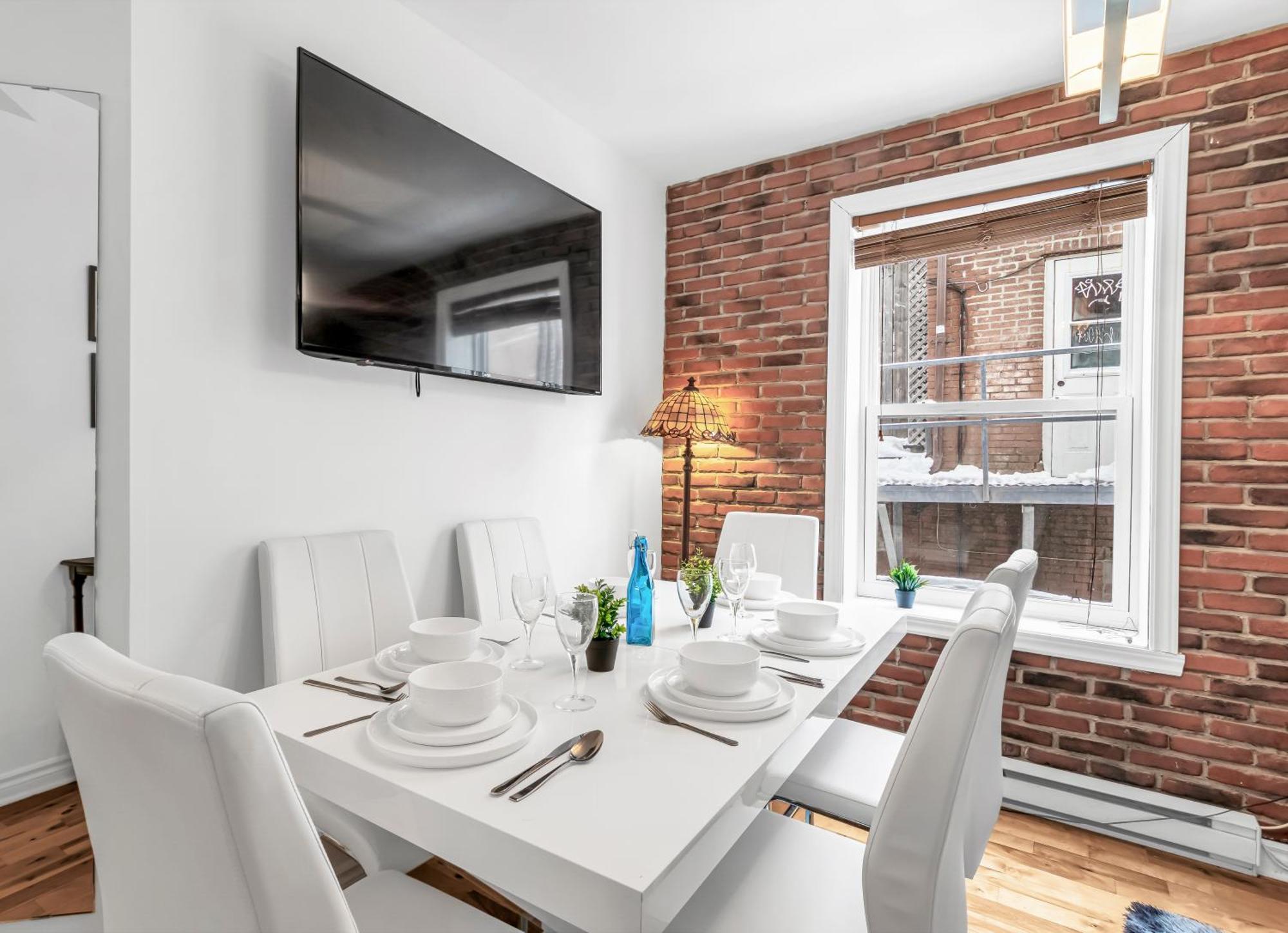 Beautiful 3-Bedrooms In Heart Of Plateau Mont-Royal مونتريال المظهر الخارجي الصورة