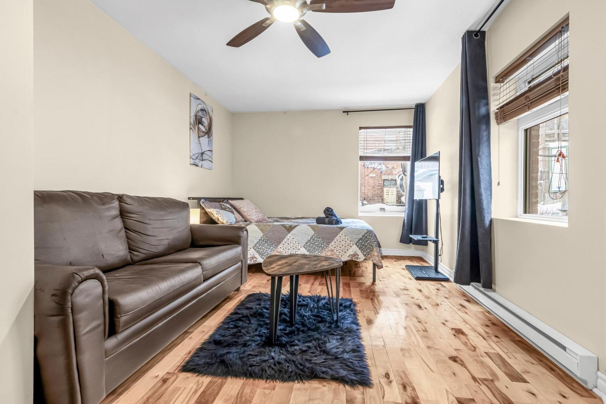 Beautiful 3-Bedrooms In Heart Of Plateau Mont-Royal مونتريال المظهر الخارجي الصورة